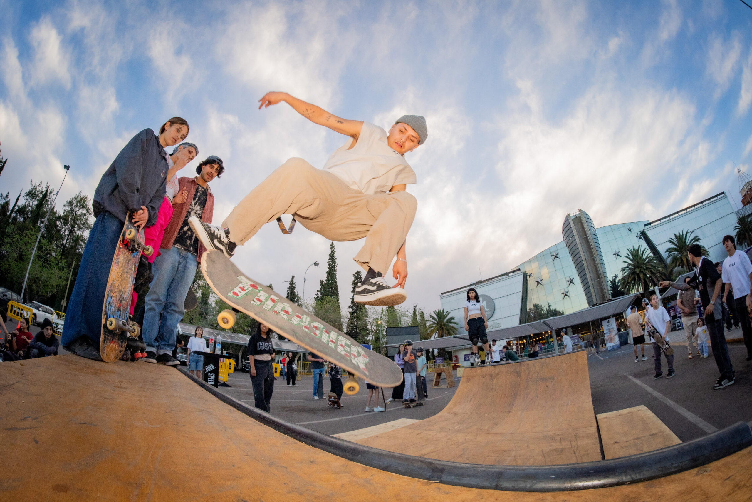 Primavera en Mendoza Shopping - CREW
